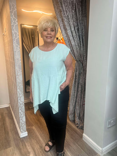 Drop hem mint top