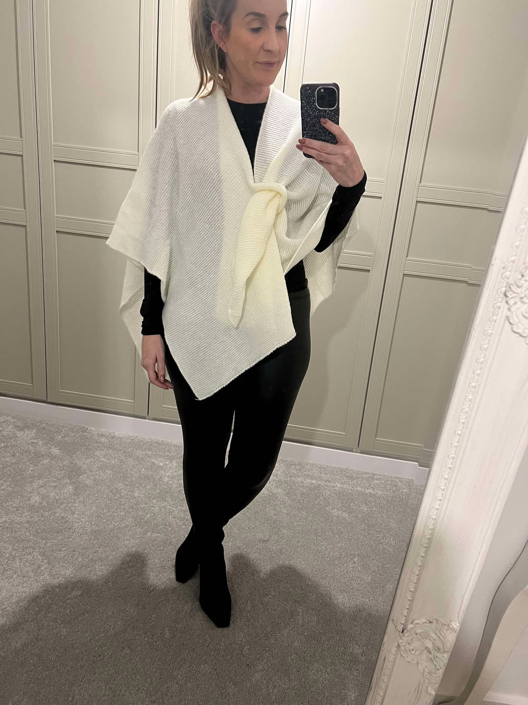 White knitted wrap